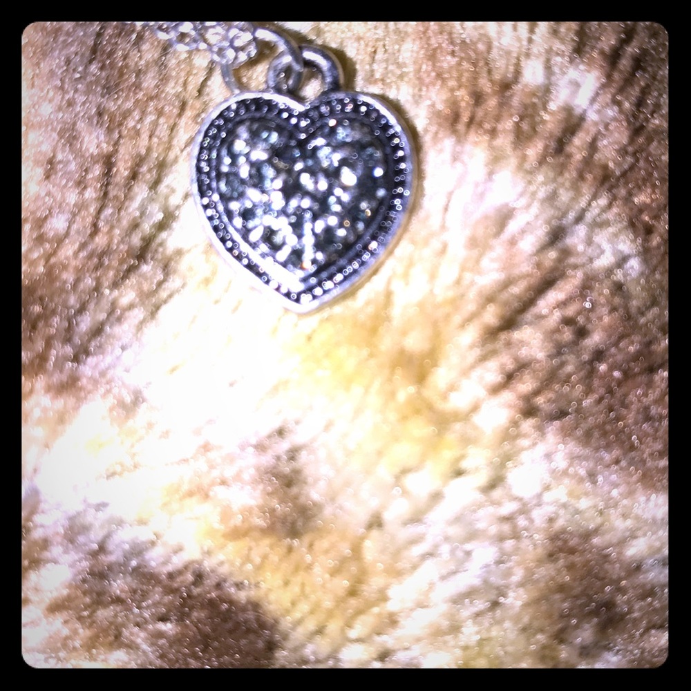 Ladies silver colored necklace with heart pendant